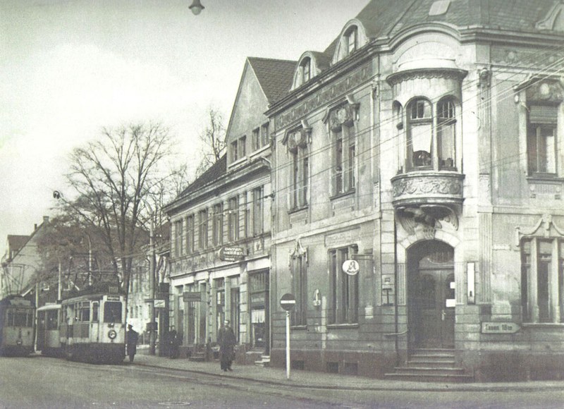 Adler-Apotheke und Straßenbahn