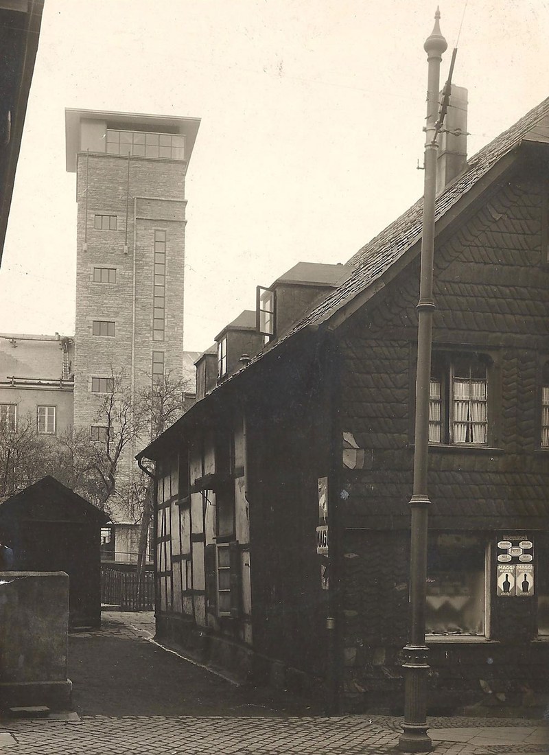 Friedrichstraße: "Beamtenweg" mit Blick in Richtung Rathausturm, rechts im Bild das "Haus im Stern"