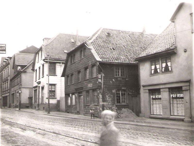 Das Gebäude "in der Sonne", rechts neben dem Haus "im Stern", war zwischen 1826 und 1861 Postexpedition.