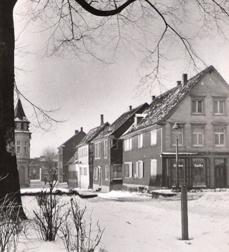 Blick in die alte Milchstraße, ehemals Verbindung zwischen Friedrichstraße und Friedrich-Ebert-Straße. Die Gebäude tragen u.a. die Namen "Offer Leibzucht" und "In Hessenbleck".