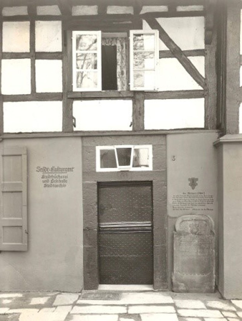 Eingangstür des Hofes zur Zeit der Nutzung als Stadtbücherei.